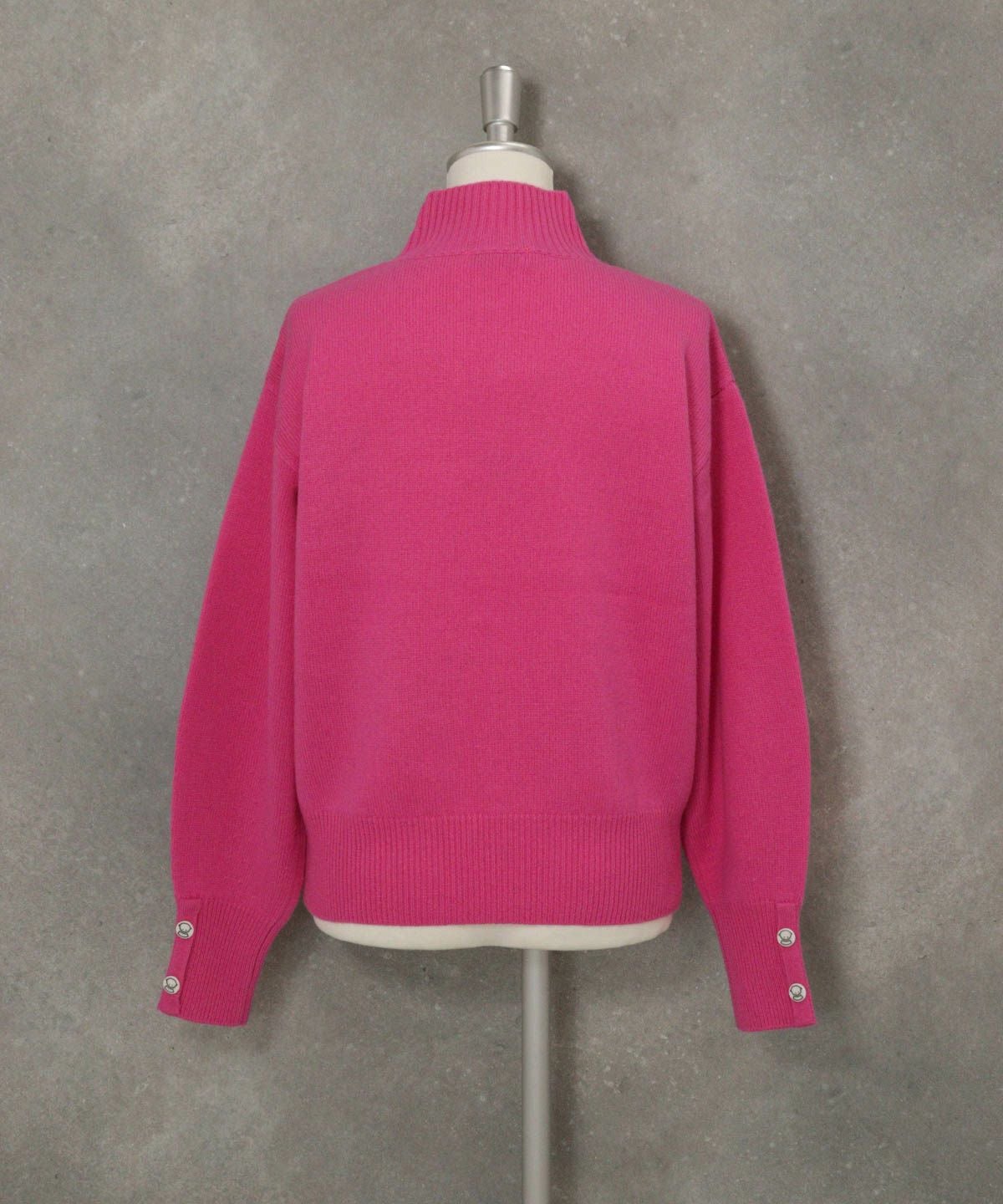 ウール100％袖ボタンニット(ピンク)後ろ