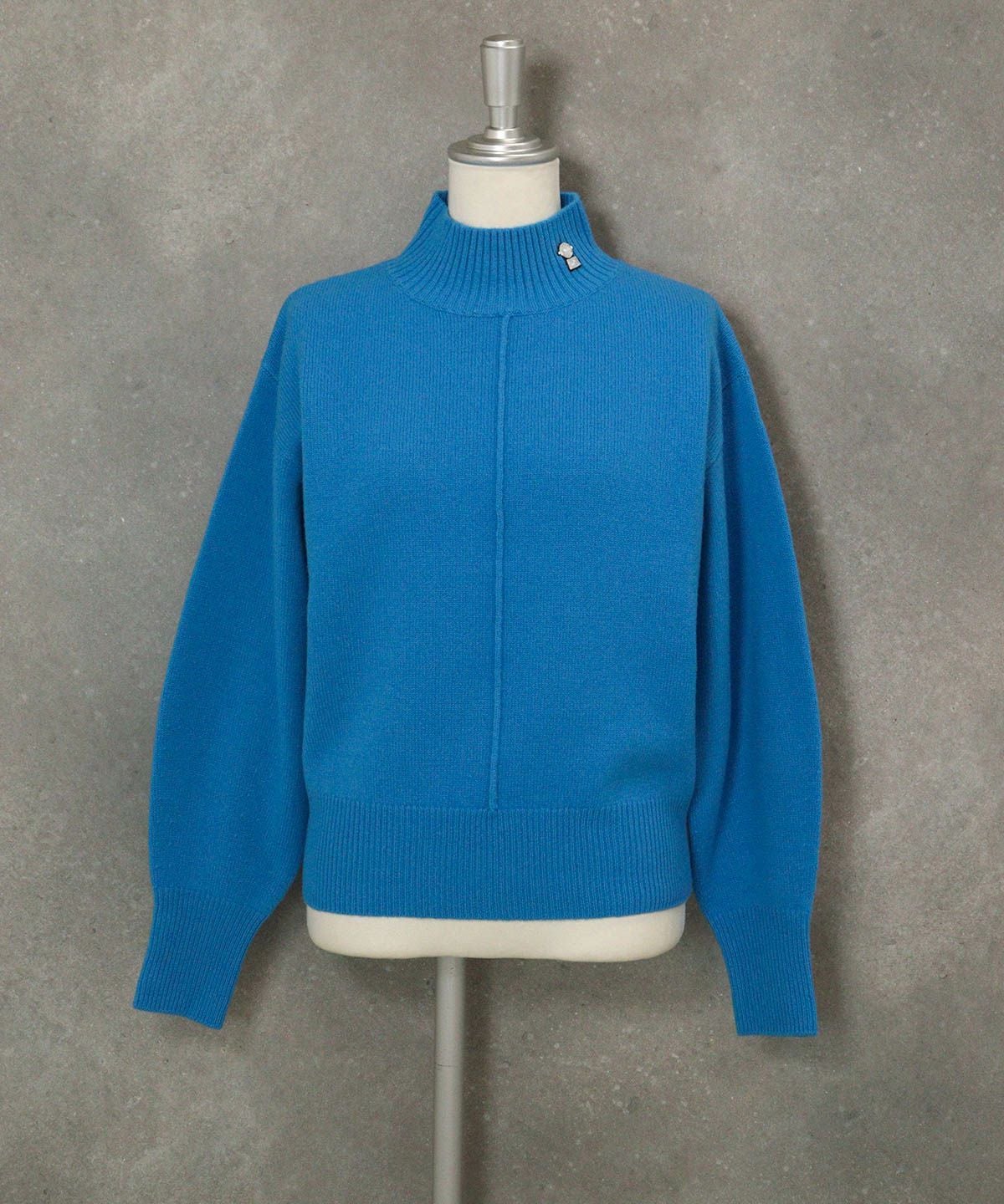 ウール100％袖ボタンニット(ライトブルー)前
