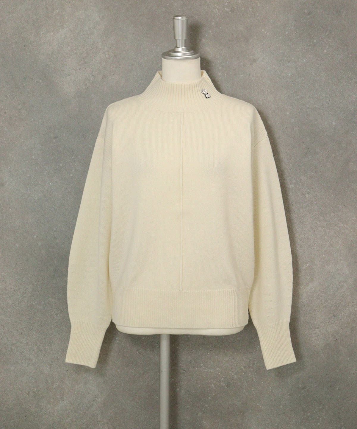 ウール100％袖ボタンニット(ホワイト)前