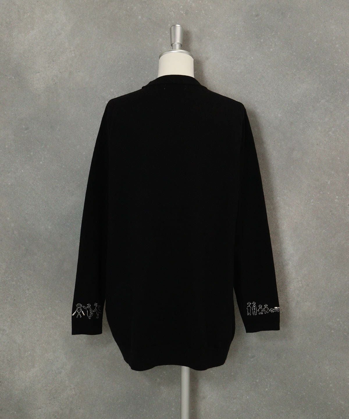ウール混袖口刺繍ニット後（ブラック）