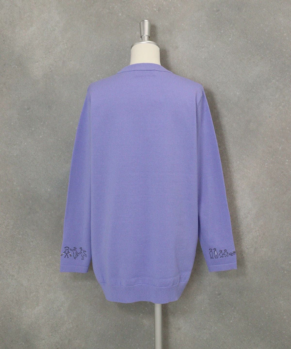 ウール混袖口刺繍ニット後（ライトオパープル）