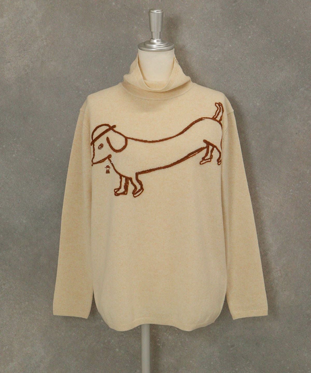 ウール100％DOG刺繍ハイネックニット（ベージュ）