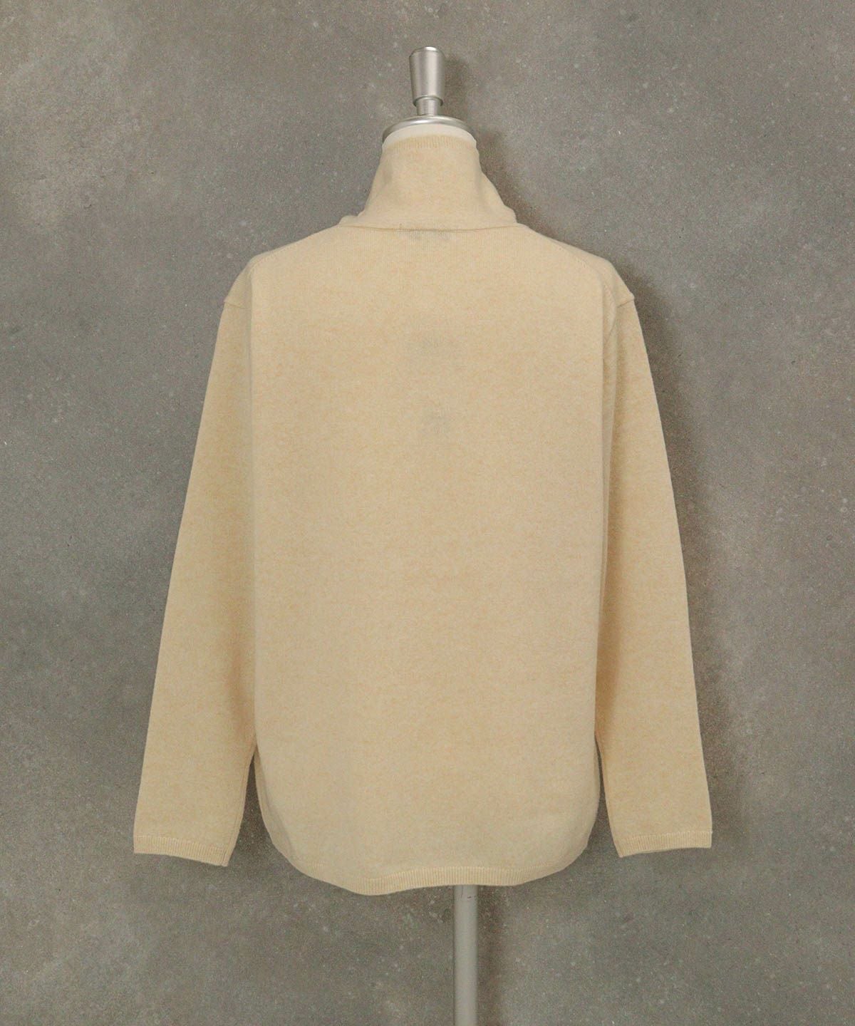 ウール100％DOG刺繍ハイネックニット後（ベージュ）