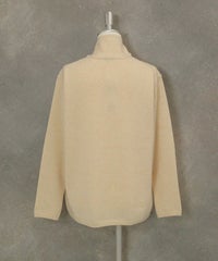 ウール100％DOG刺繍ハイネックニット後（ベージュ）