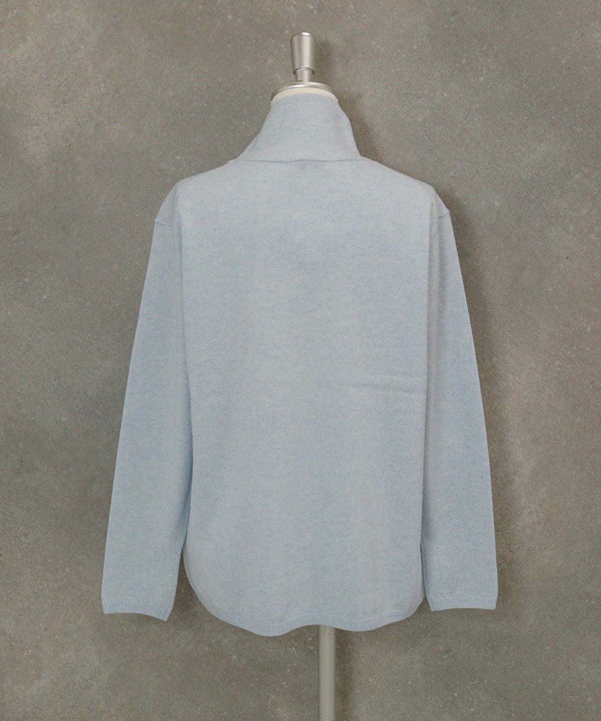 ウール100％DOG刺繍ハイネックニット後（ライトブルー）