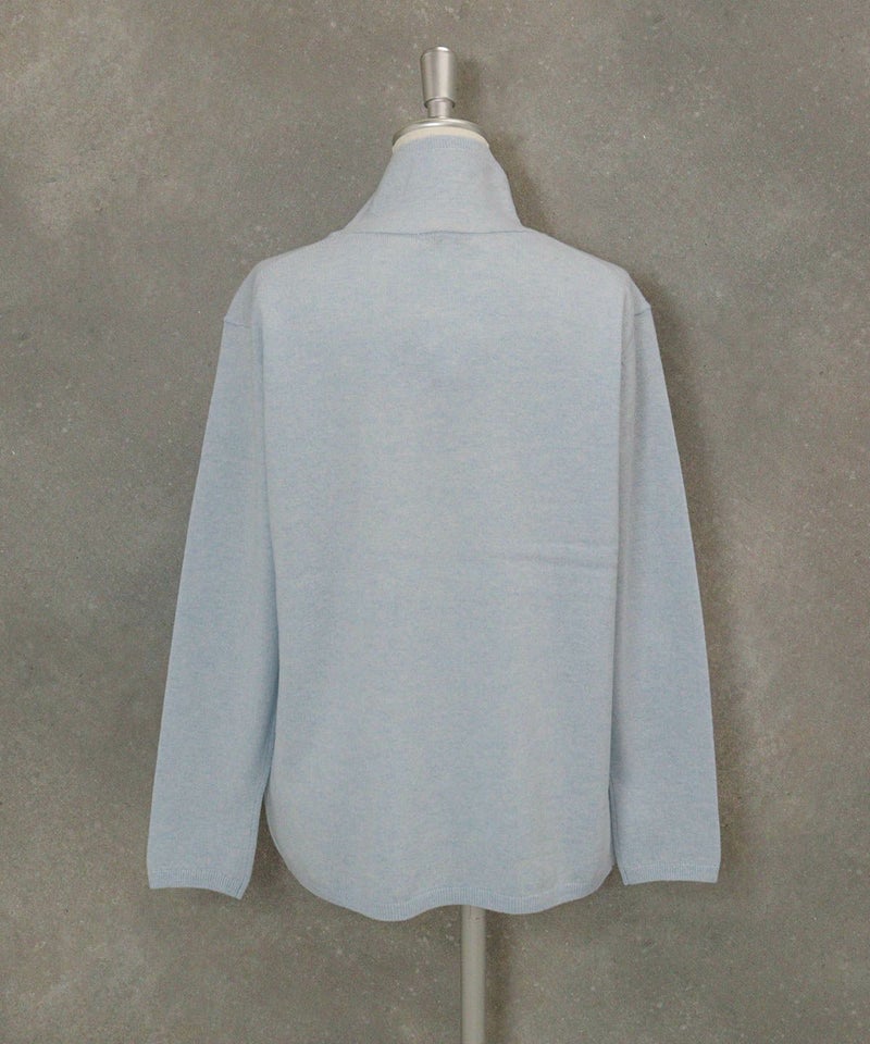ウール100％DOG刺繍ハイネックニット後（ライトブルー）