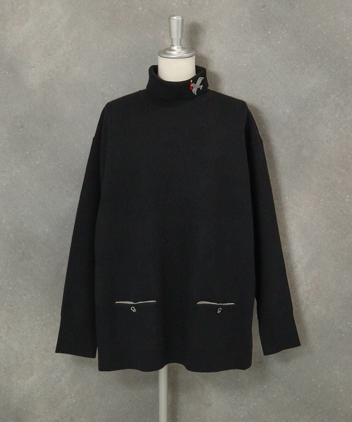 ラメ刺繍ワッペンハイネックニット（ブラック）