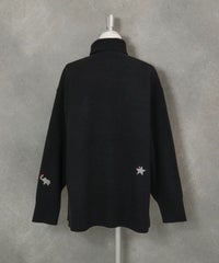 ラメ刺繍ワッペンハイネックニット後（ブラック）