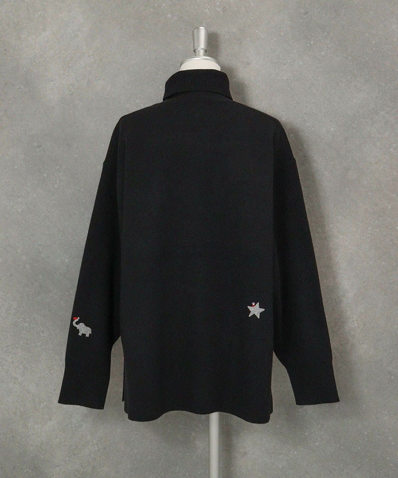 ラメ刺繍ワッペンハイネックニット後（ブラック）