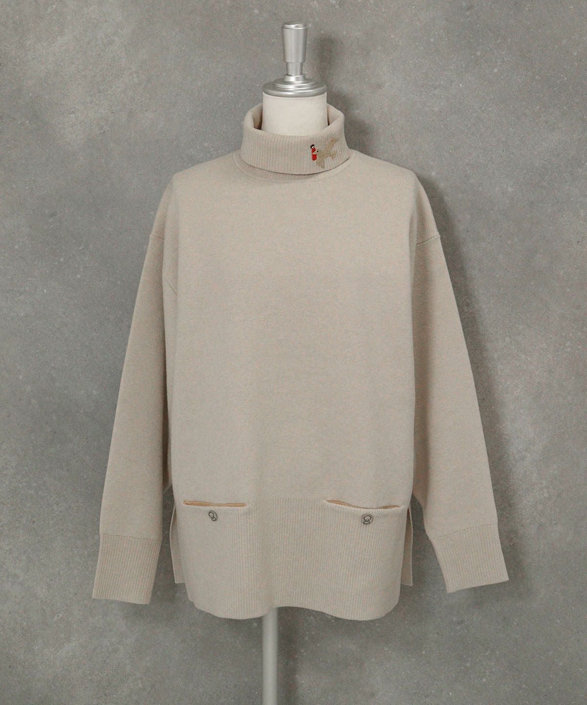 ラメ刺繍ワッペンハイネックニット（ベージュ）