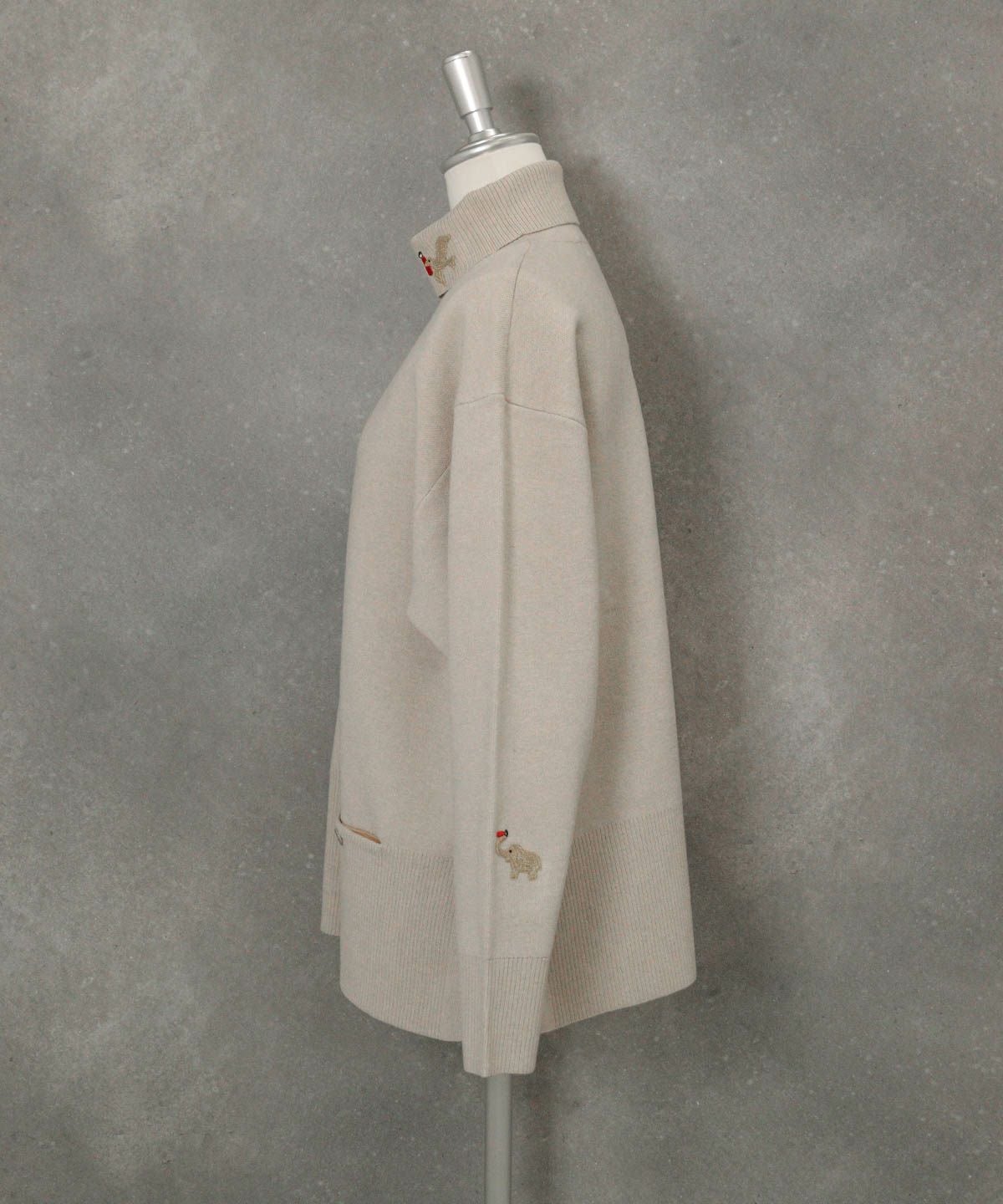 ラメ刺繍ワッペンハイネックニット横（ベージュ）