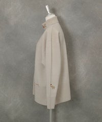 ラメ刺繍ワッペンハイネックニット横（ベージュ）