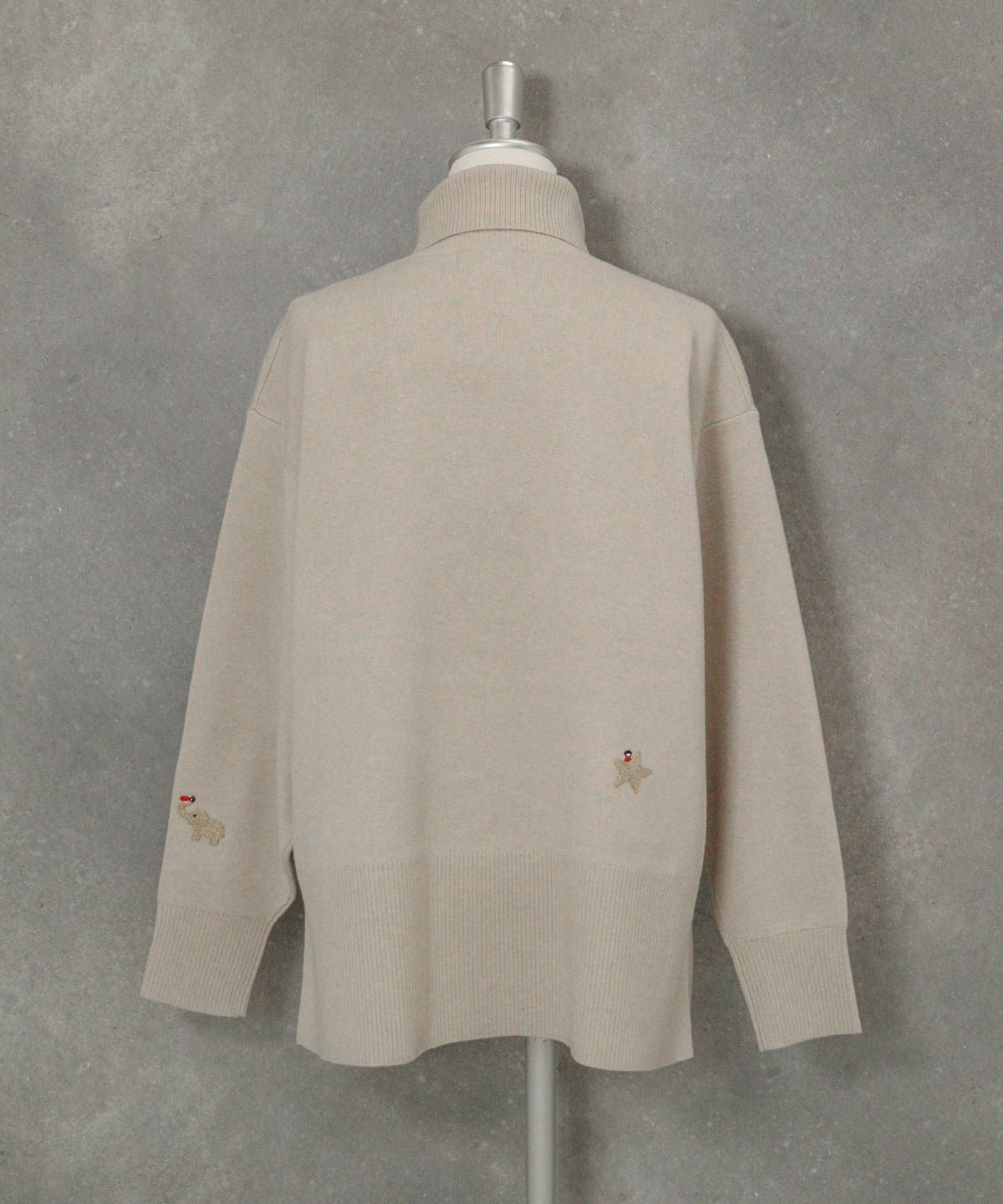 ラメ刺繍ワッペンハイネックニット後（ベージュ）