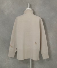ラメ刺繍ワッペンハイネックニット後（ベージュ）