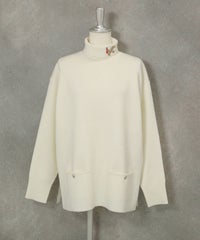 ラメ刺繍ワッペンハイネックニット（ホワイト）