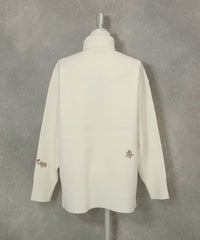 ラメ刺繍ワッペンハイネックニット後（ホワイト）