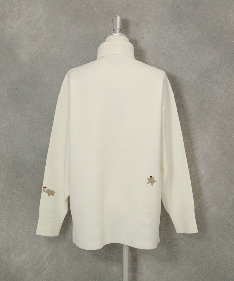 ラメ刺繍ワッペンハイネックニット後（ホワイト）
