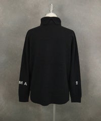 ウール100％ロゴタートルニット後（ブラック）