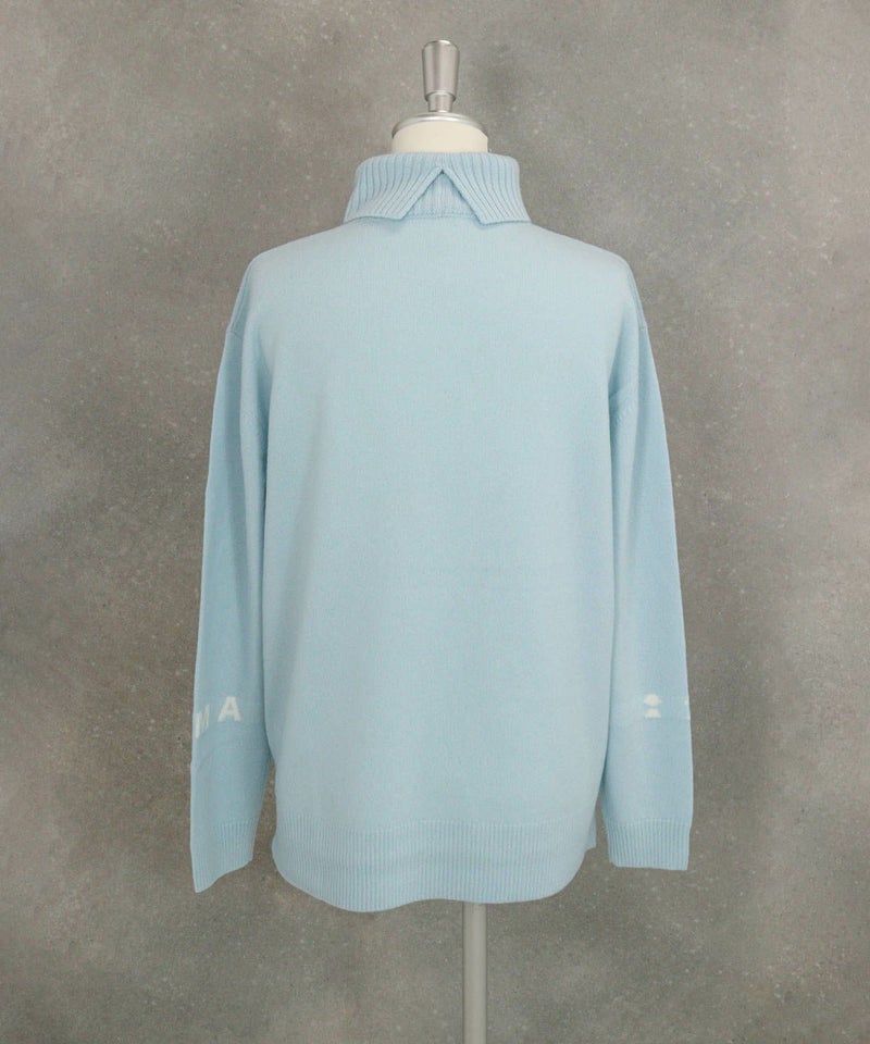 ウール100％ロゴタートルニット後（ライトブルー）