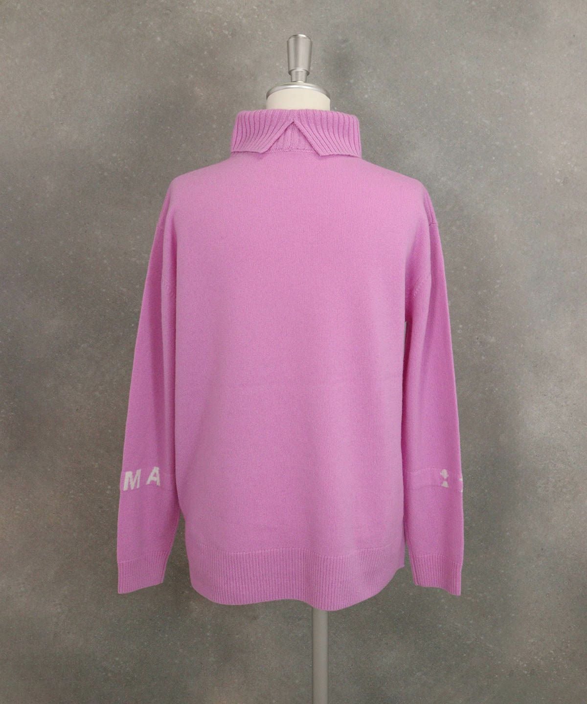 ウール100％ロゴタートルニット後（ライトパープル）