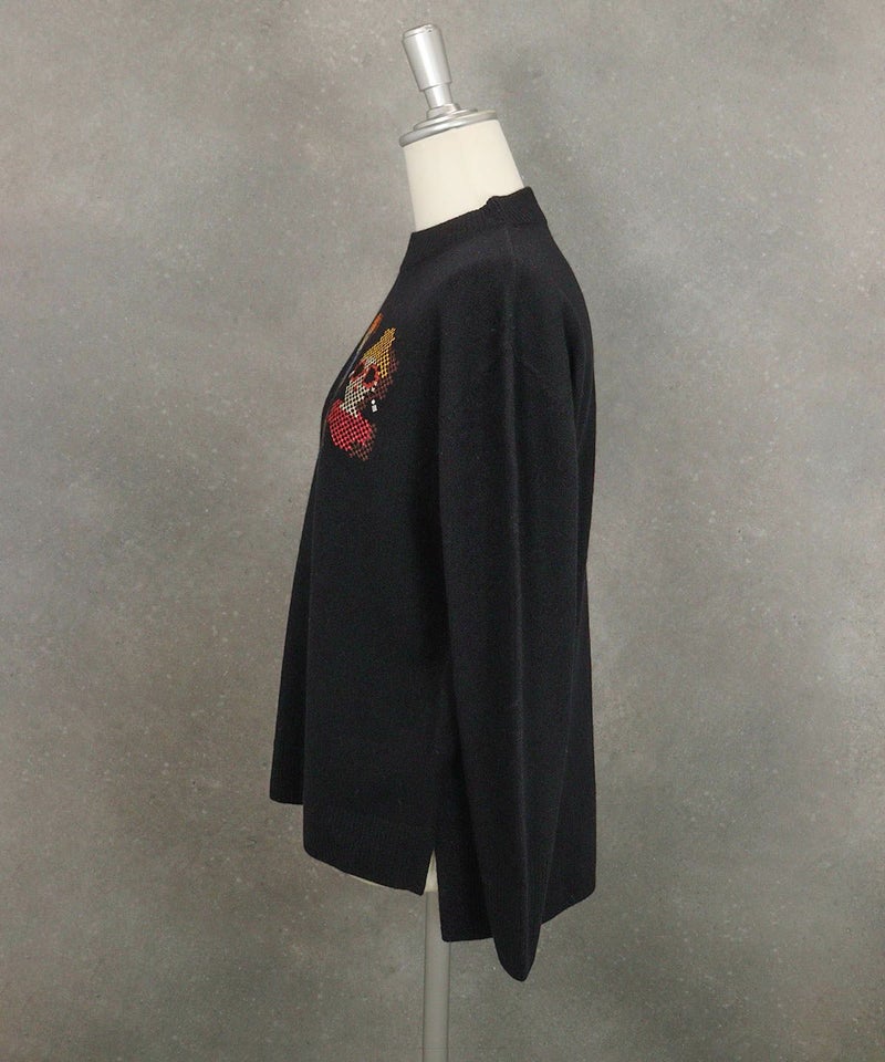ウール100％ピクセル刺繍ニット横（ブラック）
