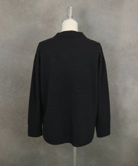 ウール100％ピクセル刺繍ニット後（ブラック）