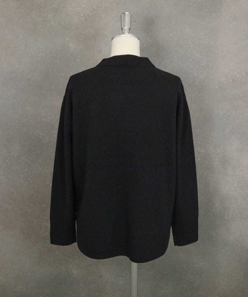 ウール100％ピクセル刺繍ニット後（ブラック）