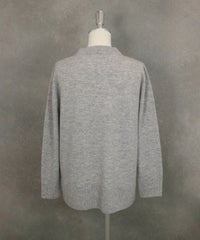 ウール100％ピクセル刺繍ニット後（ライトグレー）