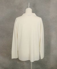 ウール100％ピクセル刺繍ニット後（ホワイト）