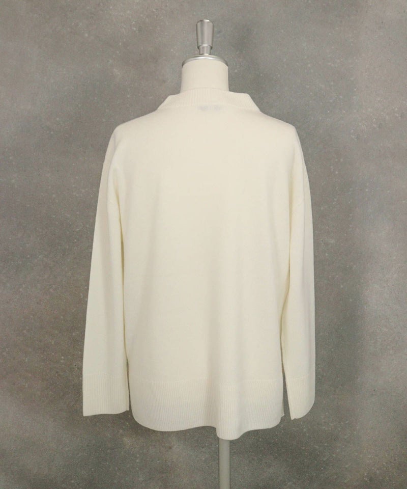 ウール100％ピクセル刺繍ニット後（ホワイト）