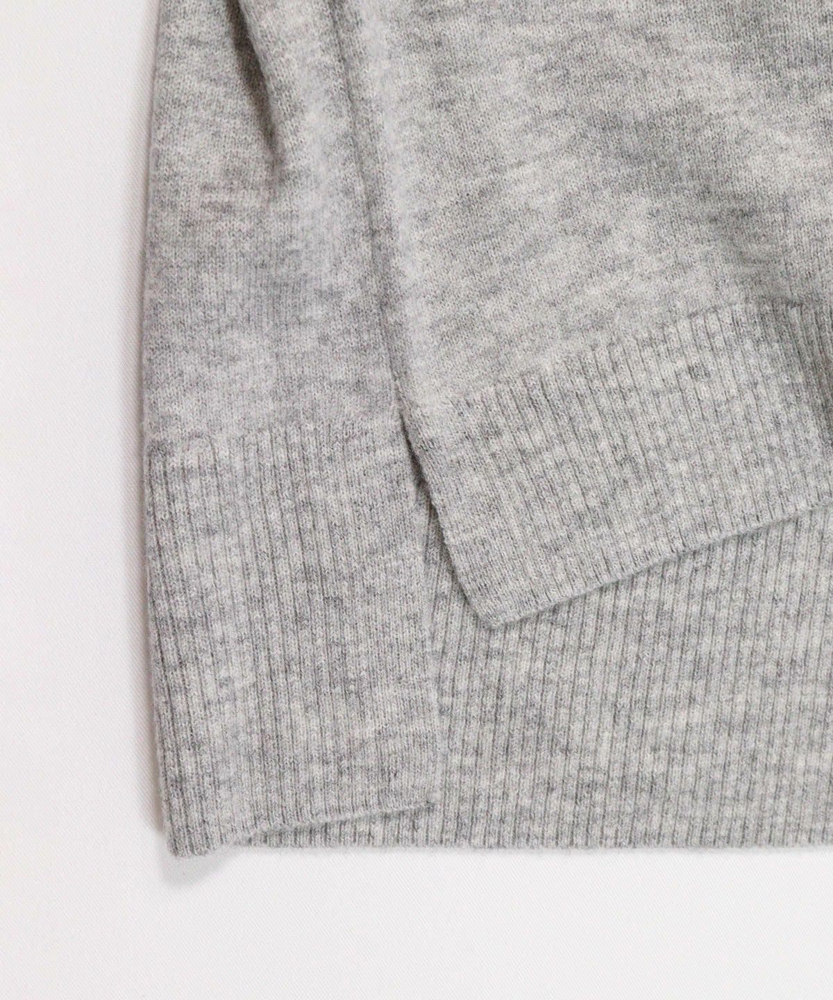 裾スリット部分（ライトグレー）