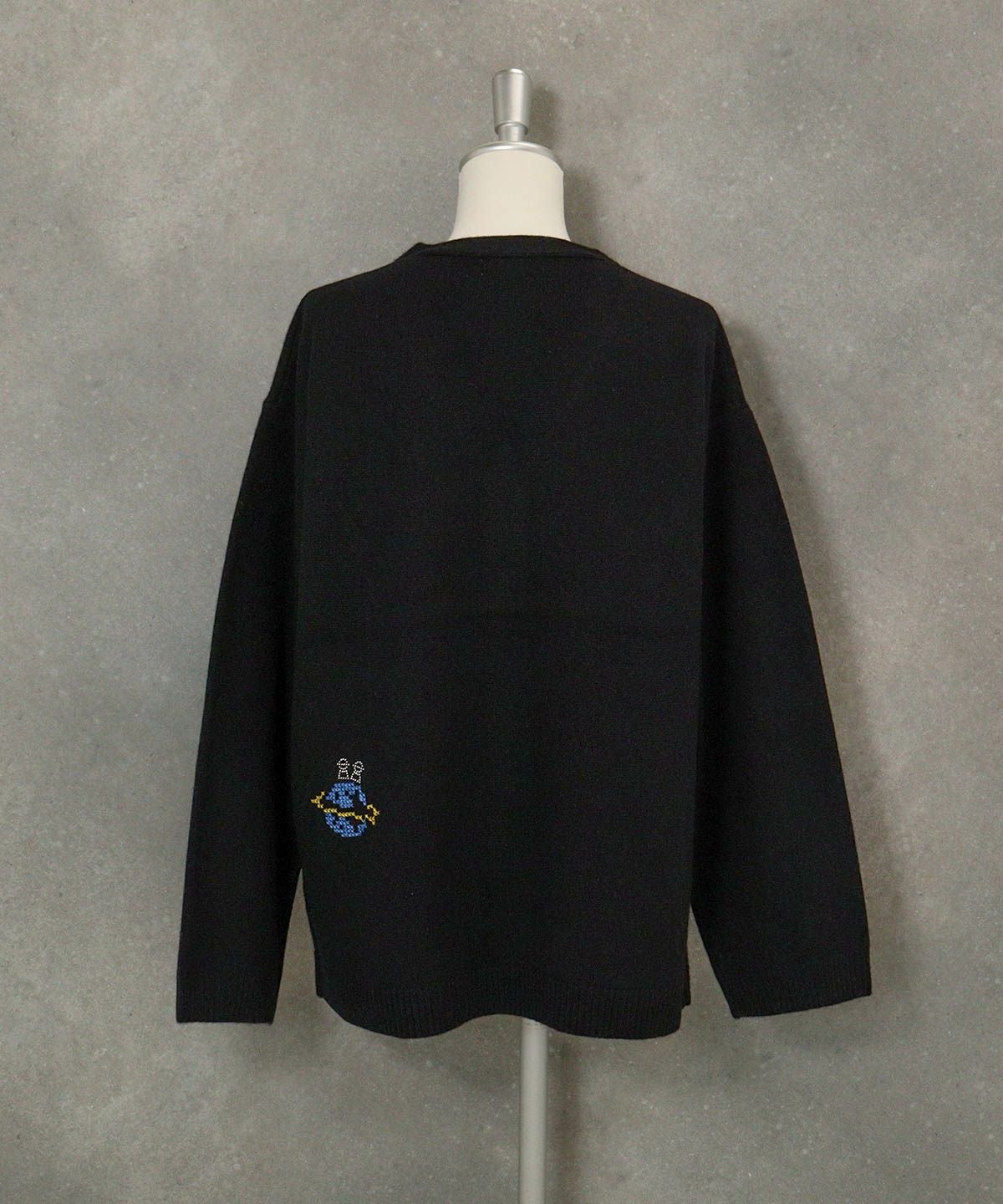 ウール100％ピクセル刺繍ニットカーディガン後（ブラック）