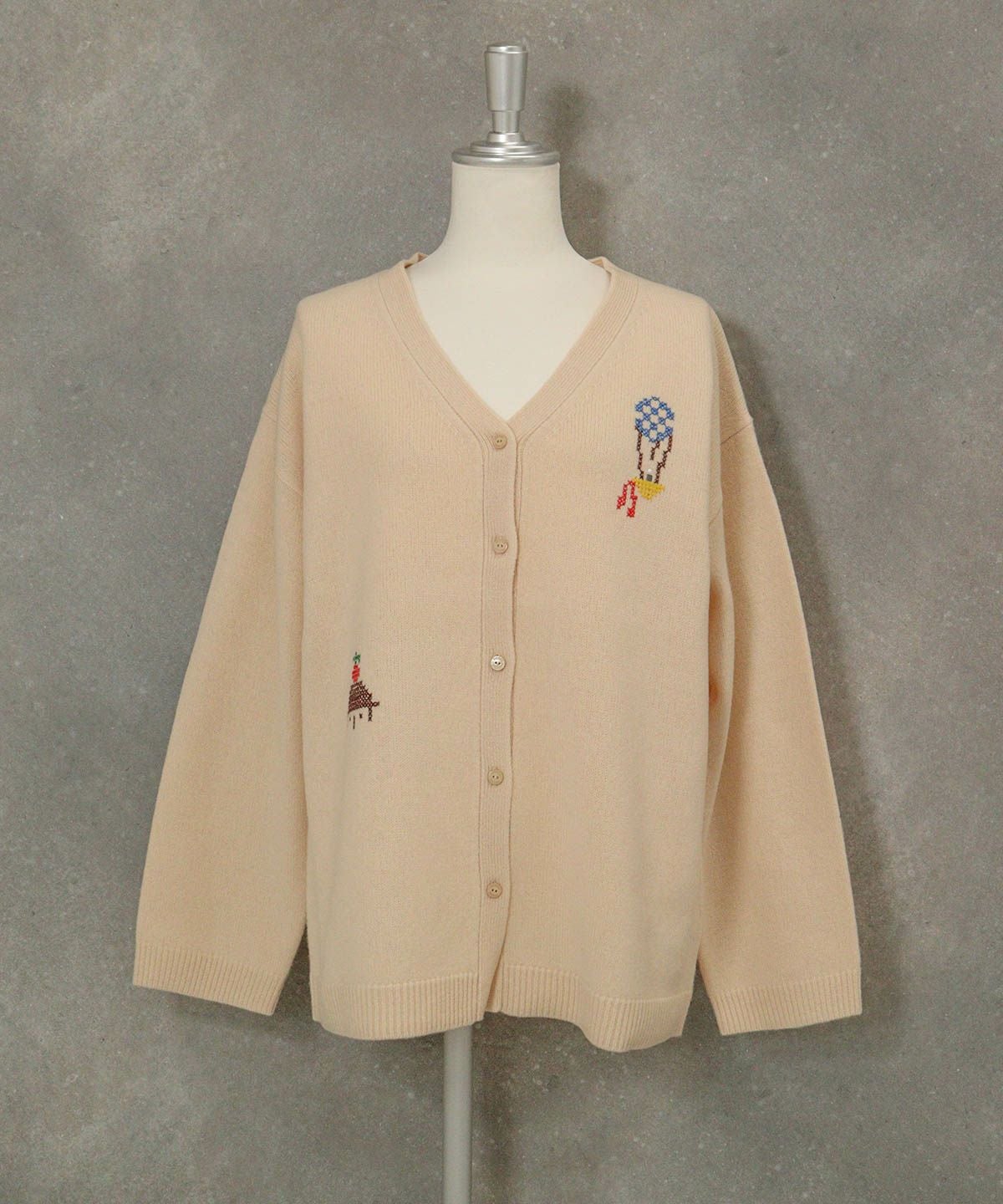 ウール100％ピクセル刺繍ニットカーディガン（ベージュ）
