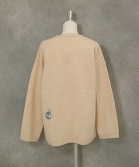 ウール100％ピクセル刺繍ニットカーディガン後（ベージュ）