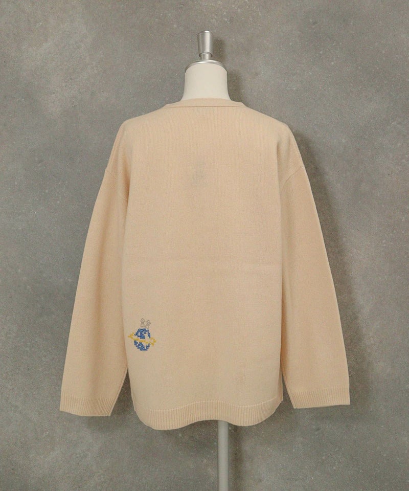 ウール100％ピクセル刺繍ニットカーディガン後（ベージュ）