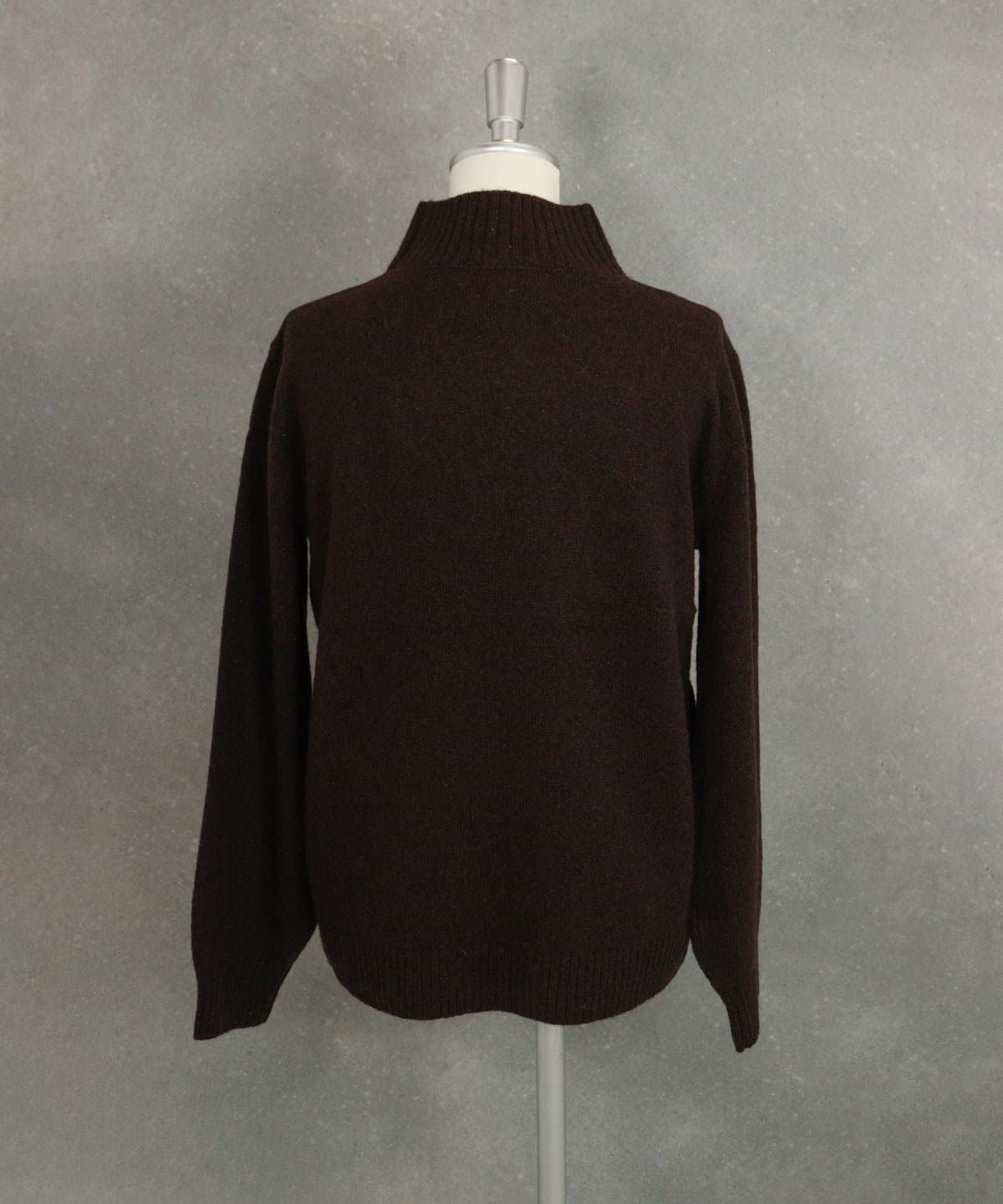  ウール混ポイントワッペンニット後（ブラウン）後ろ