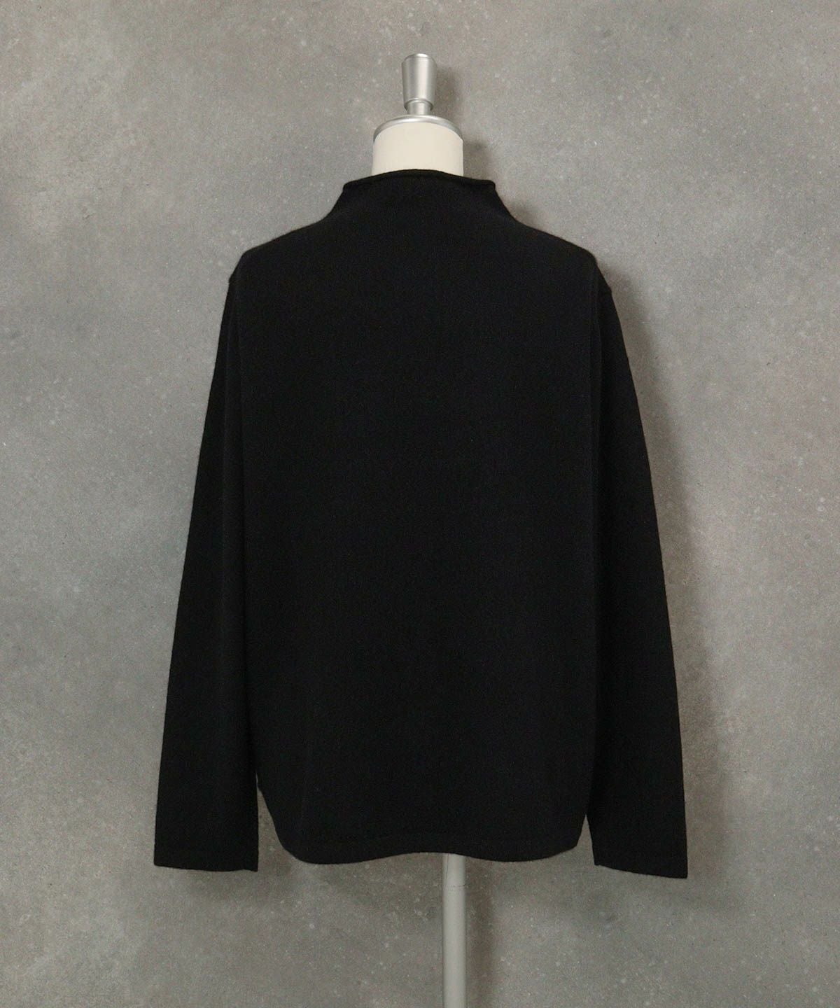  カシミヤ100％ロール襟ニット後（ブラック）