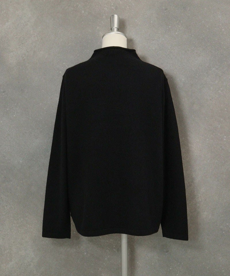  カシミヤ100％ロール襟ニット後（ブラック）