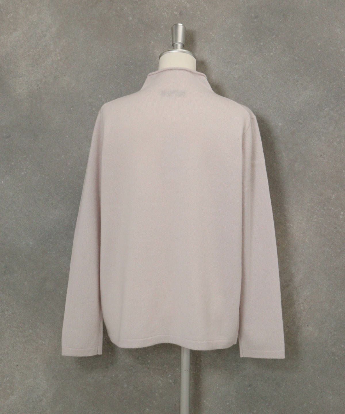  カシミヤ100％ロール襟ニット後（ベージュ）