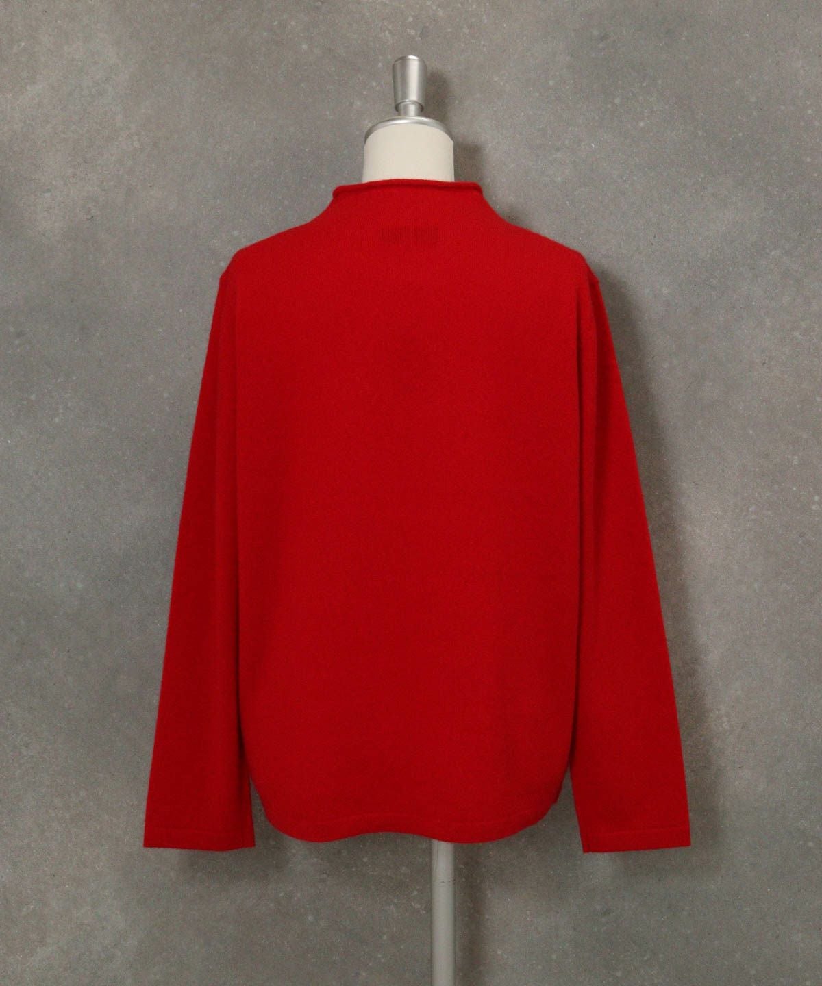  カシミヤ100％ロール襟ニット後（レッド）