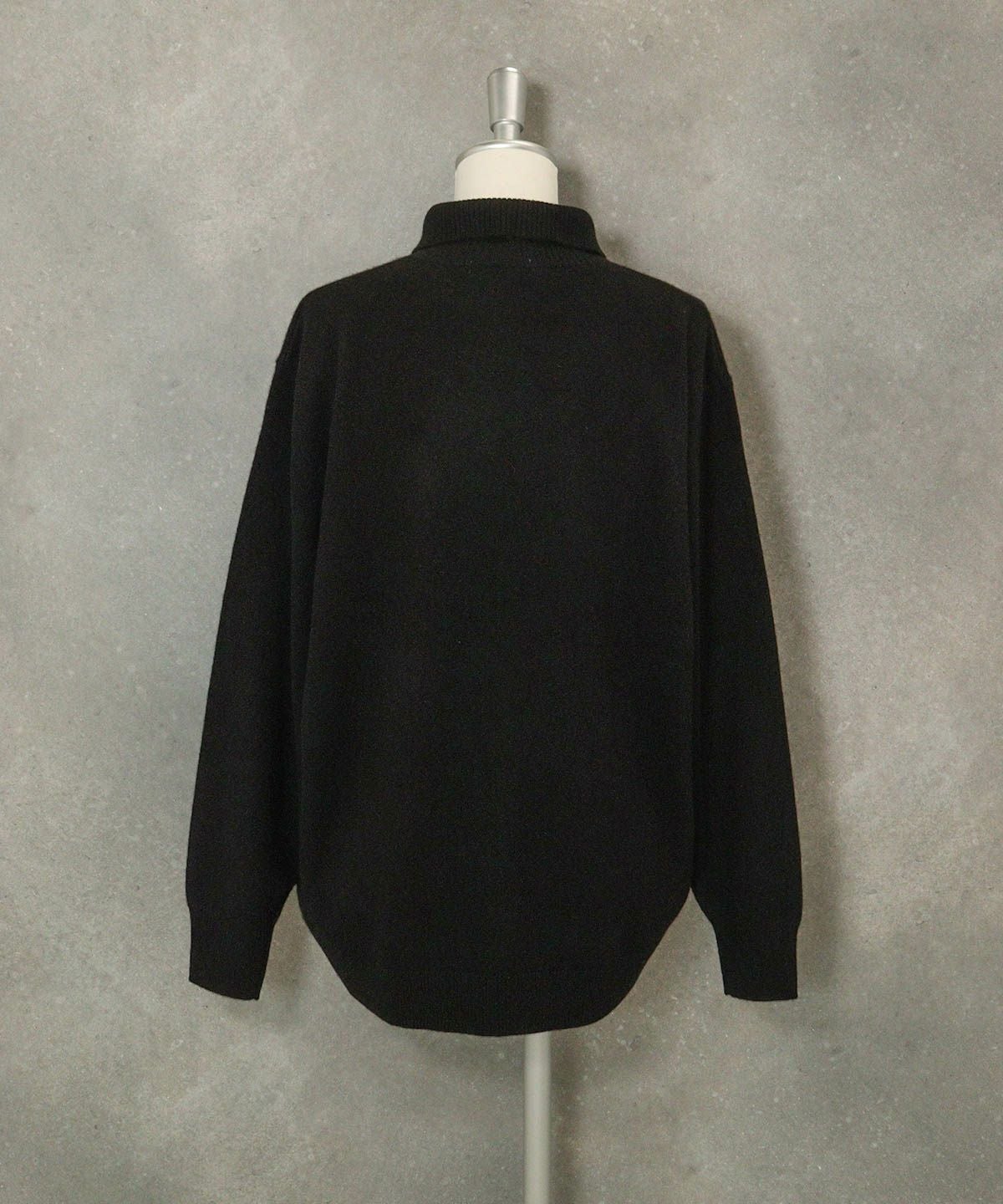カシミヤ100％襟付きニット(ブラック)後ろ