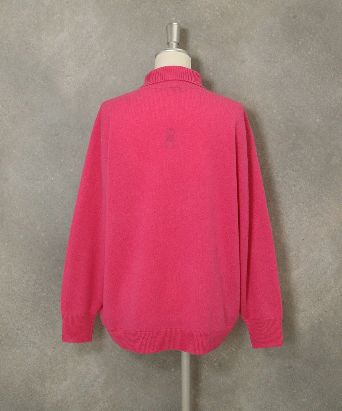 カシミヤ100％襟付きニット(ピンク)後ろ