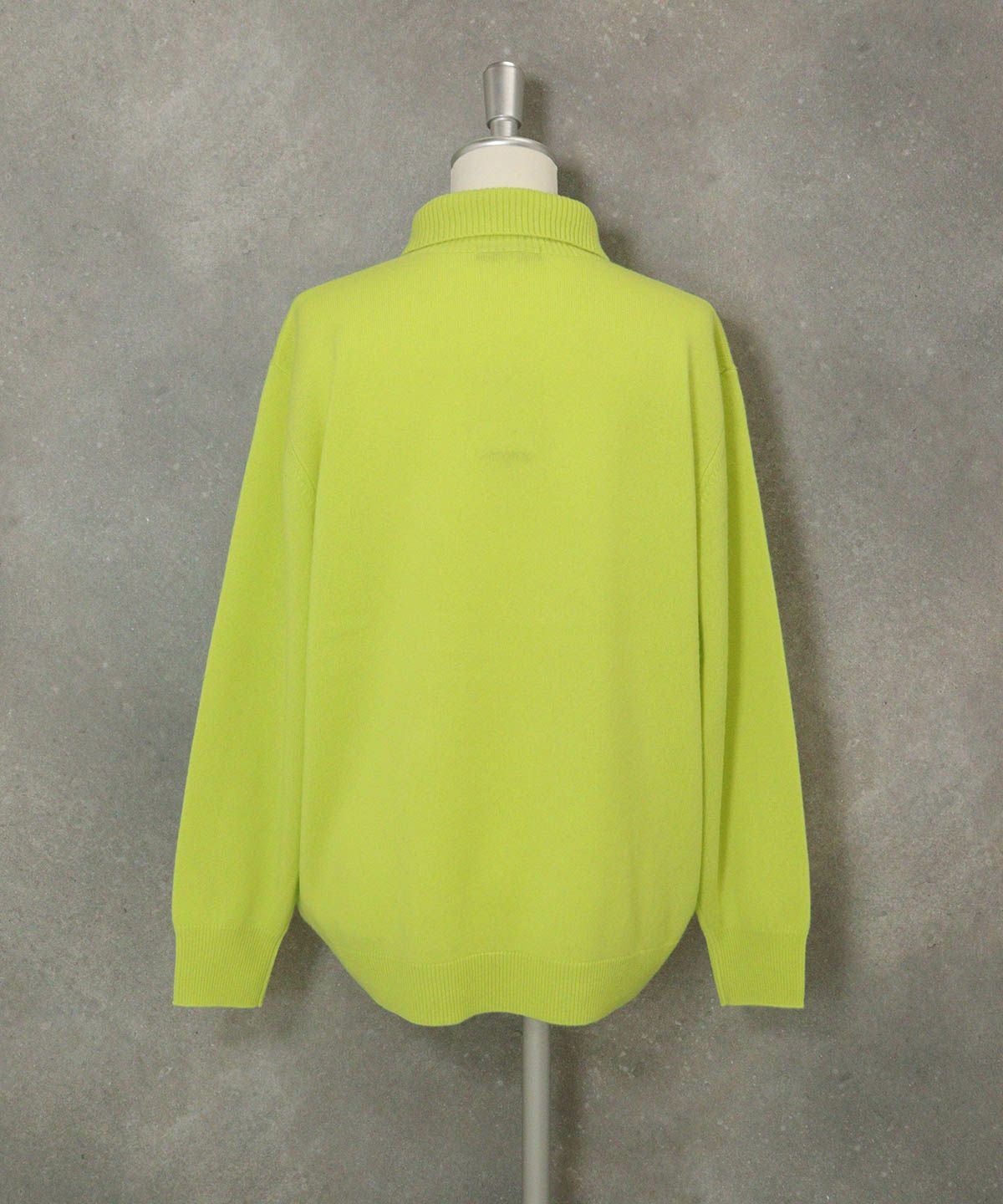 カシミヤ100％襟付きニット(イエロー)後ろ