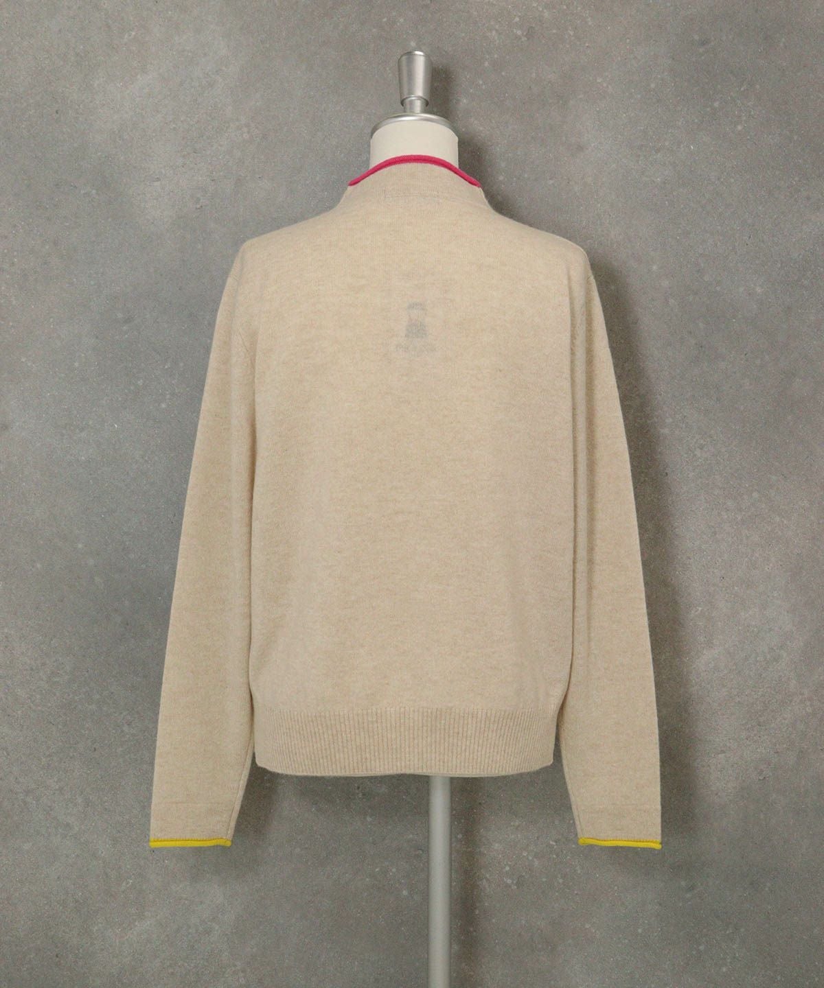 カシミヤ100％ポイントカラーニット(ベージュ)後ろ