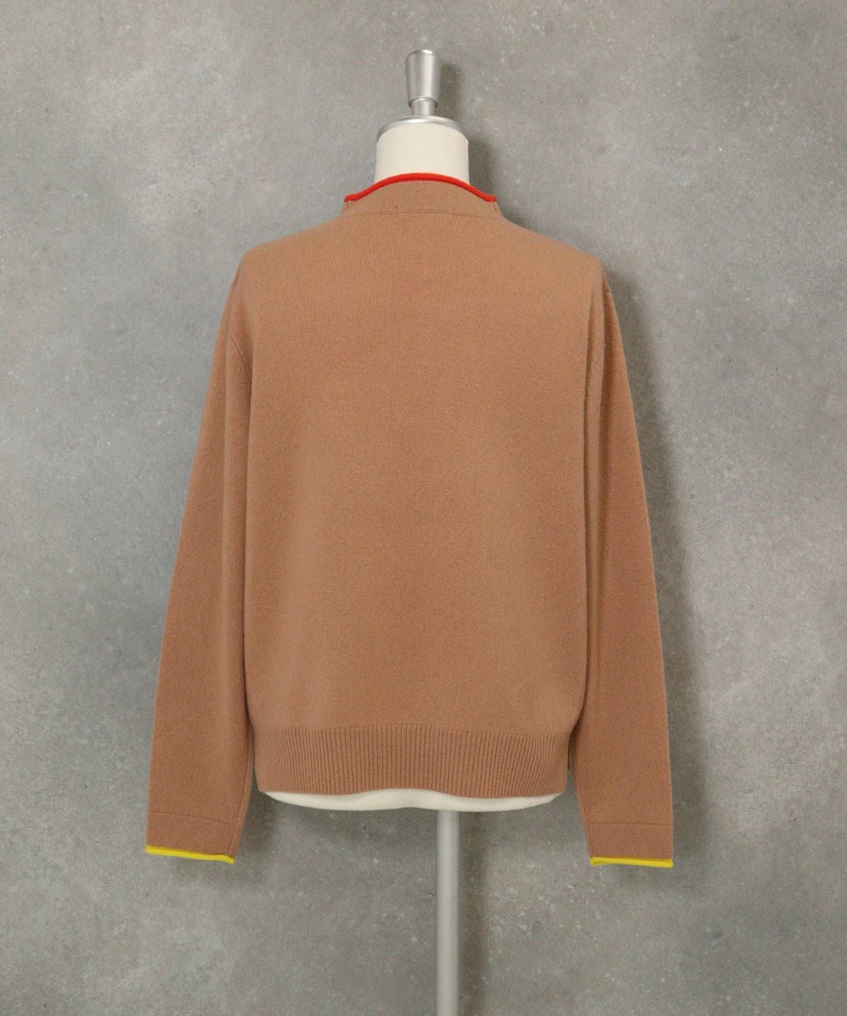 カシミヤ100％ポイントカラーニット(キャメル)後ろ