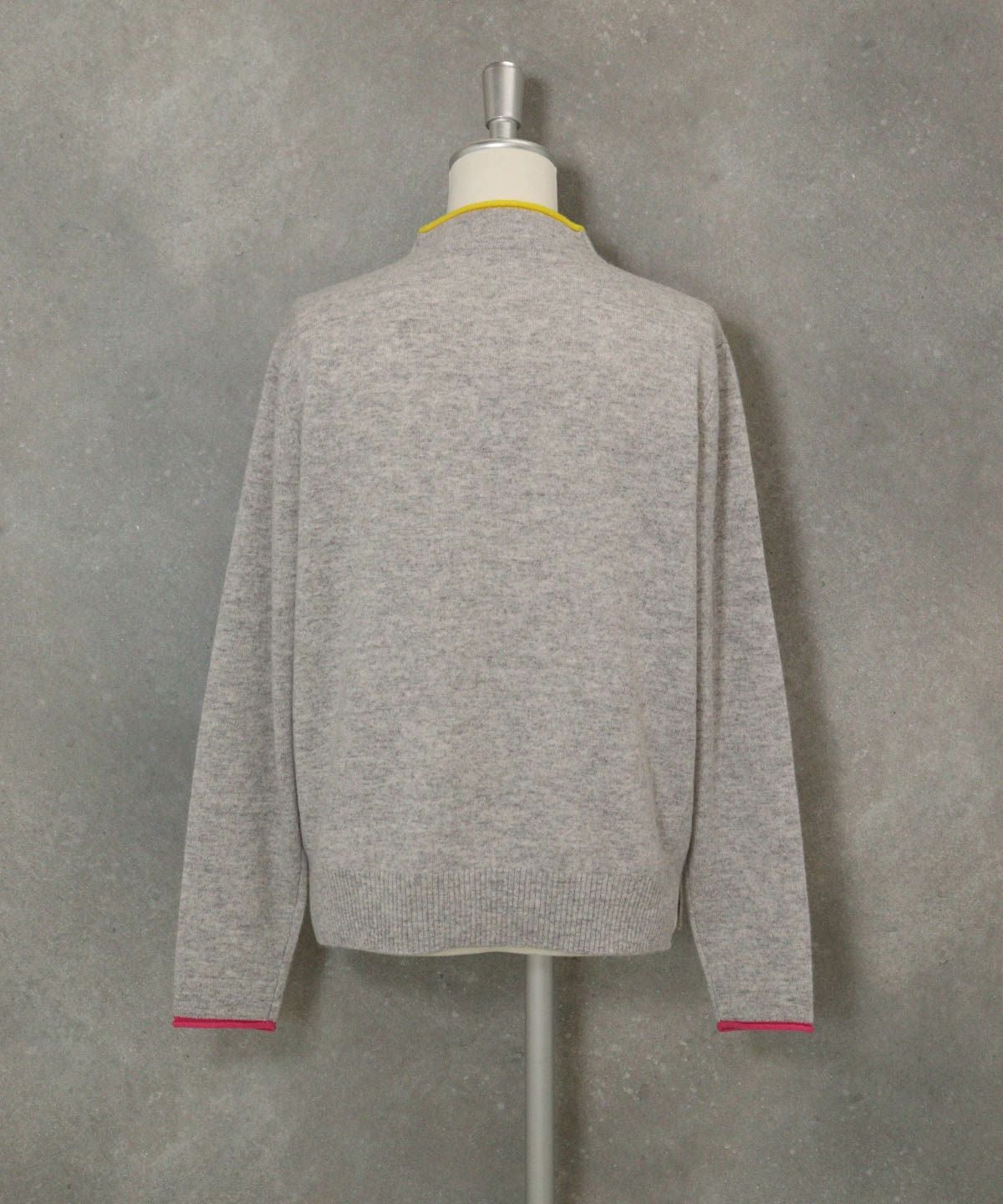 カシミヤ100％ポイントカラーニット(ライトグレー)後ろ