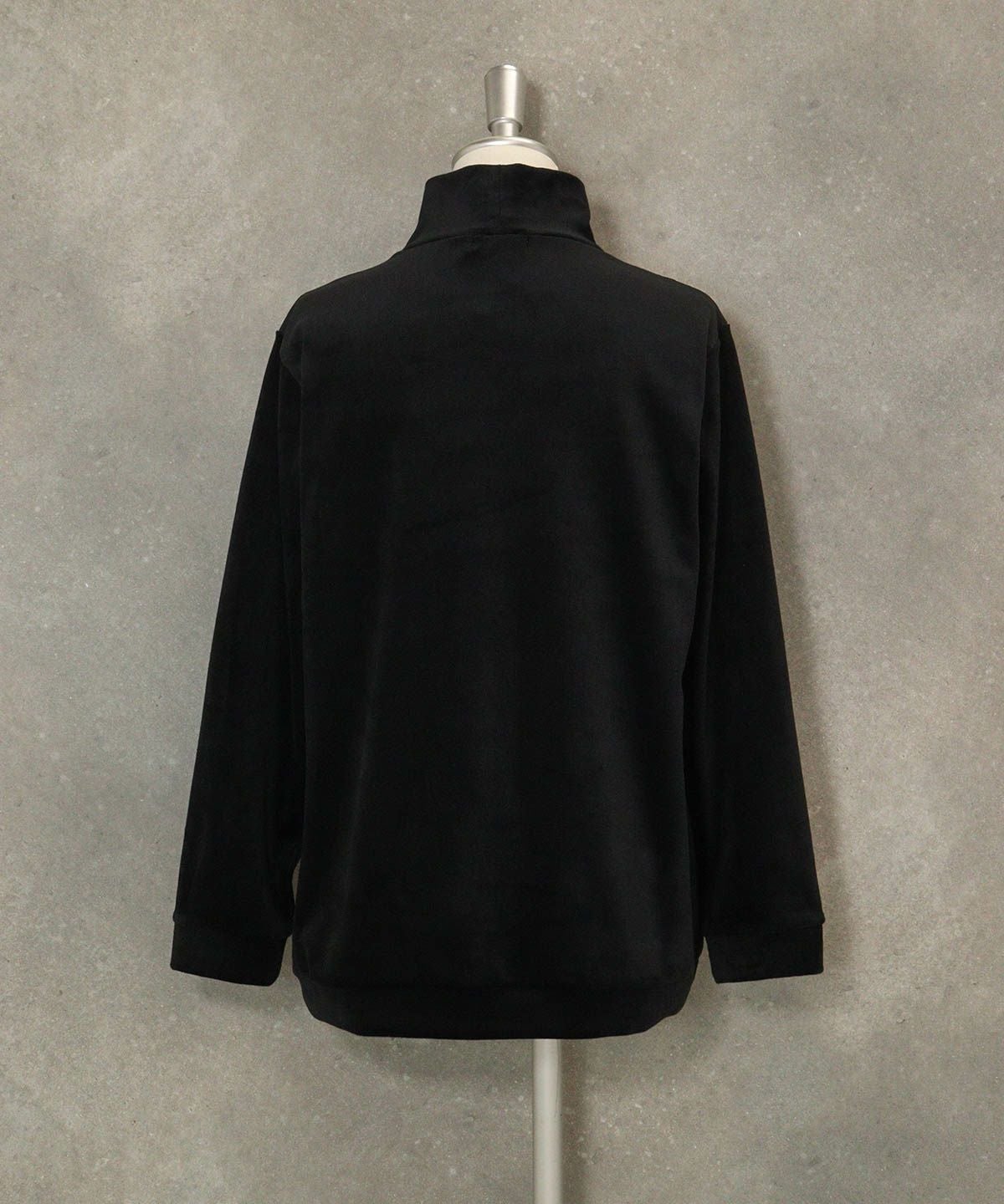 ロゴアップリケ起毛プルオーバー(ブラック)後ろ