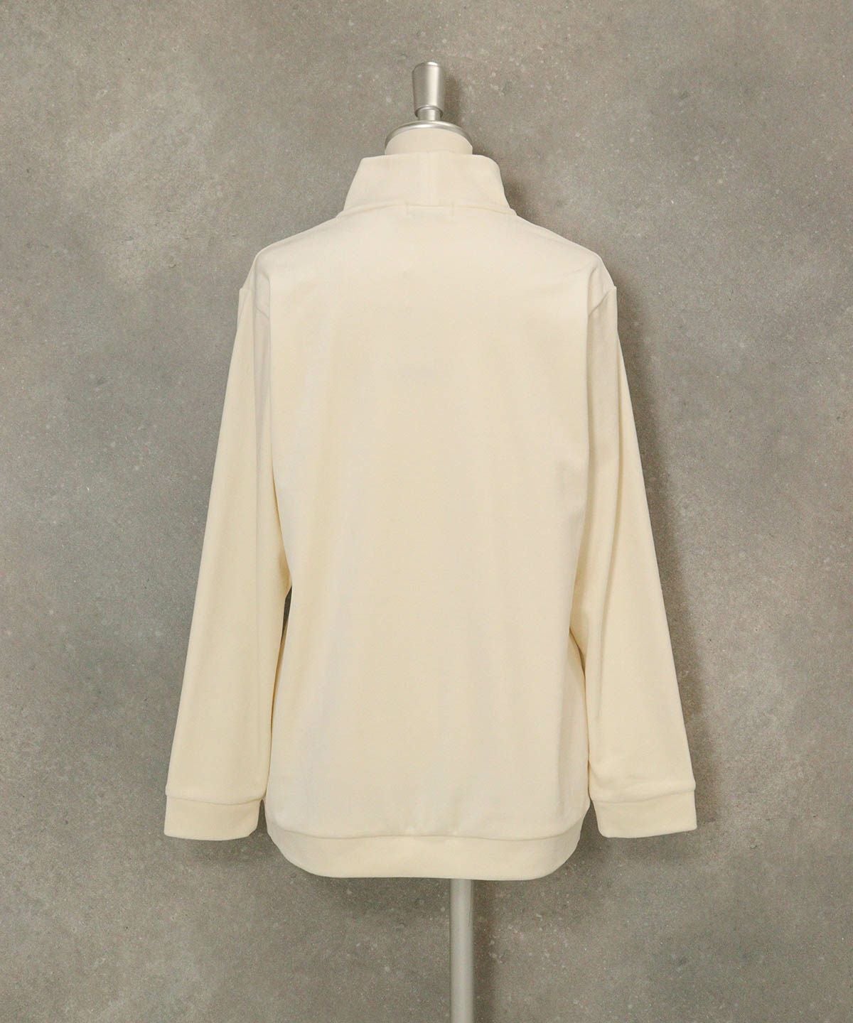 ロゴアップリケ起毛プルオーバー(ホワイト)後ろ