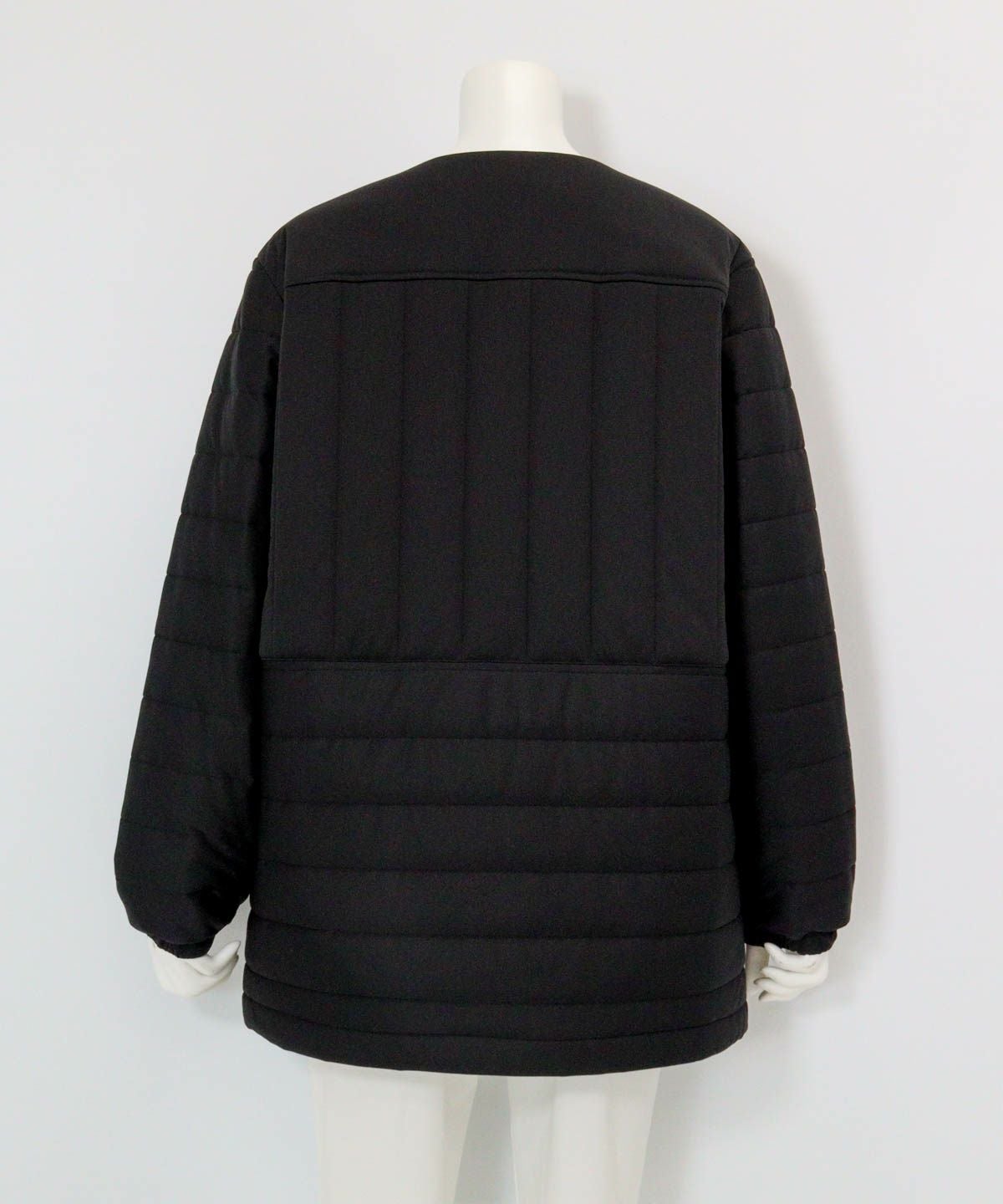 防風保温ノーカラー中綿ブルゾン後（ブラック）