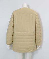 防風保温ノーカラー中綿ブルゾン後（ベージュ）